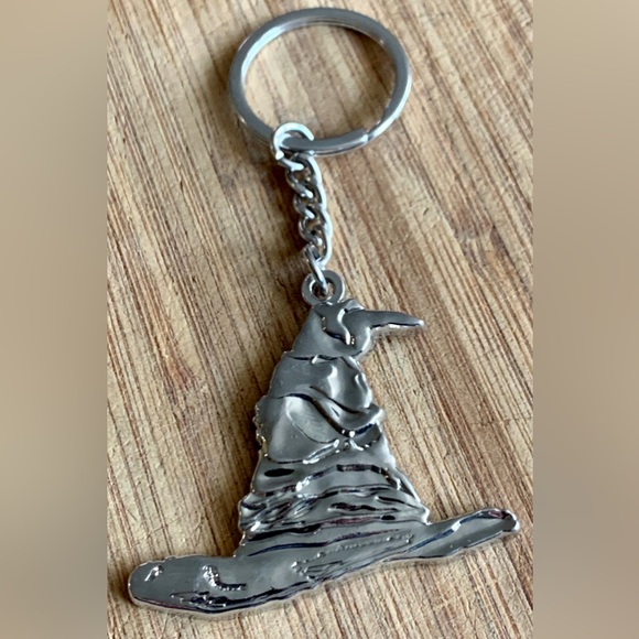 Officially Licensed Metal Raised Relief HARRY POTTER Raven Hat Keychain Fob - Picture 5 of 12